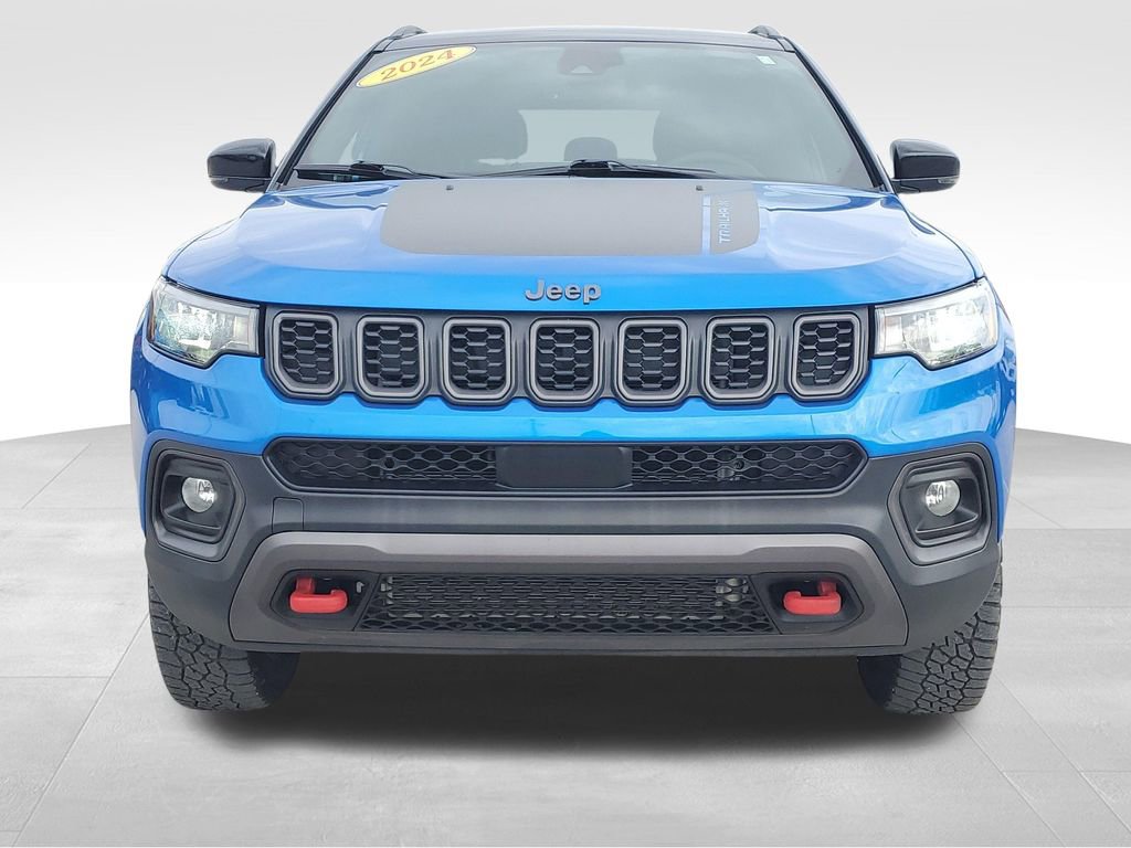 Used 2024 Jeep Compass Trailhawk image 2