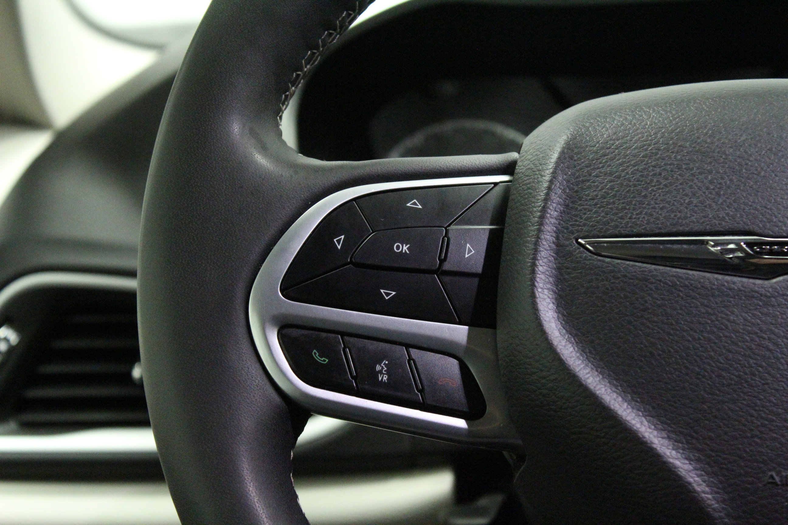 Used 2024 Chrysler Pacifica Touring-L FWD image 22