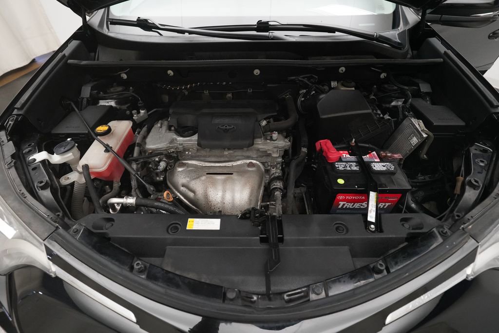 Used 2018 Toyota RAV4 XLE AWD/4WD image 3