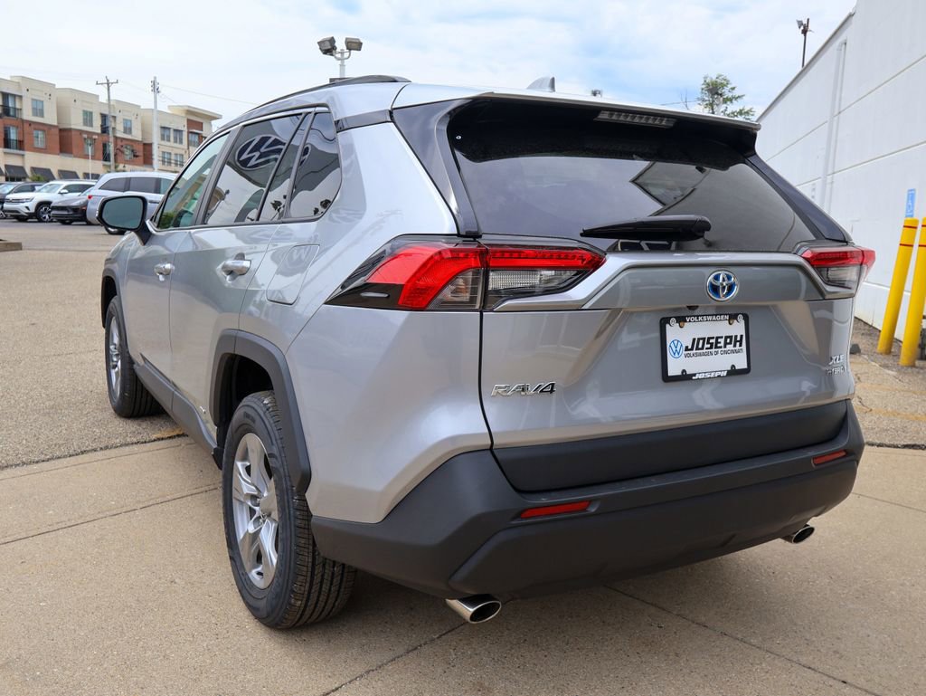 Used 2022 Toyota RAV4 XLE w/ Convenience Package AWD/4WD image 3