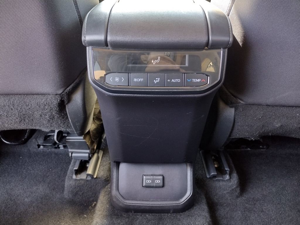 Used 2024 Toyota Highlander LE image 8