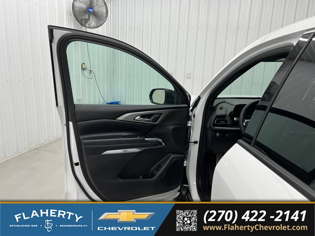 Used 2026 Chevrolet Traverse LT w/ Driver Confidence Package FWD image 8