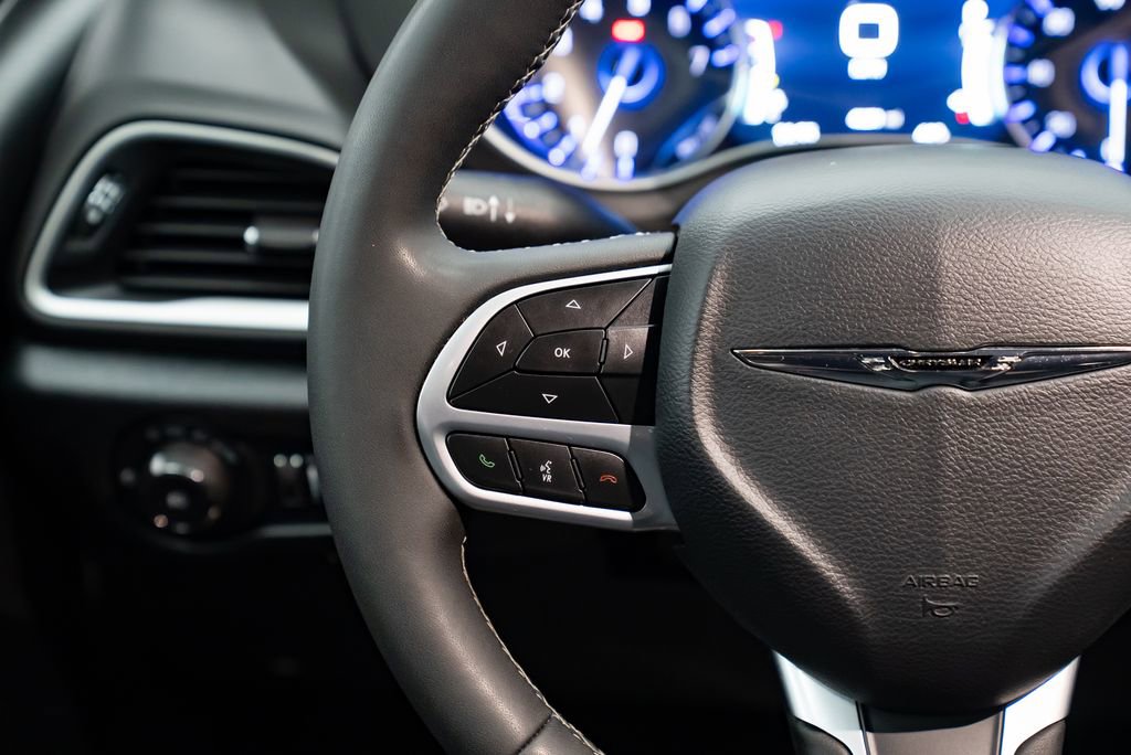 Used 2025 Chrysler Pacifica Select image 15