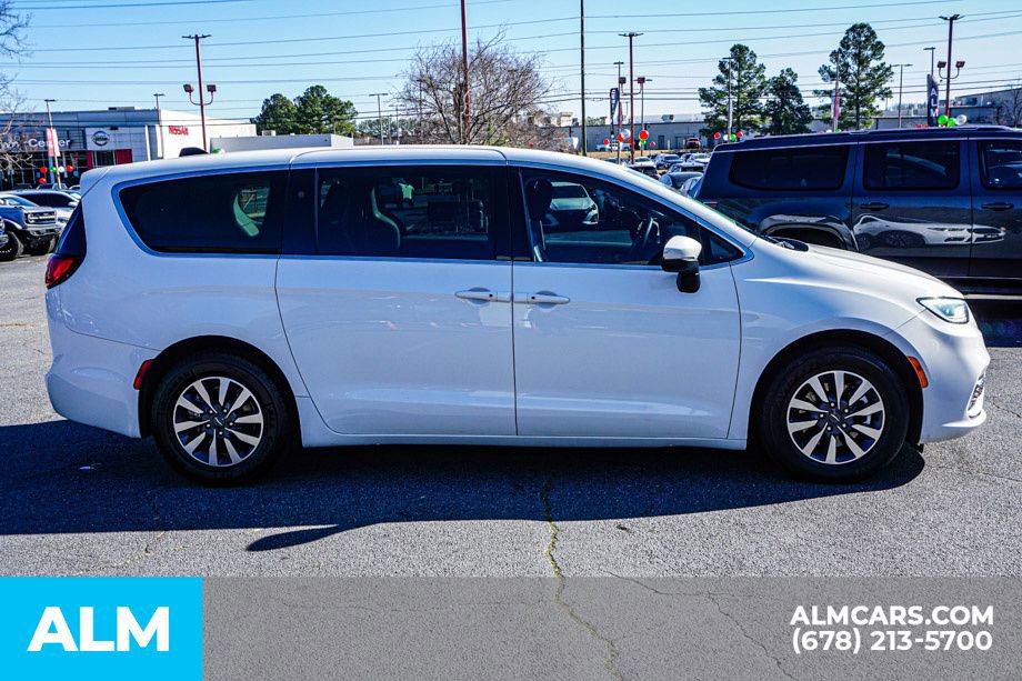 Used 2023 Chrysler Pacifica Touring-L image 9