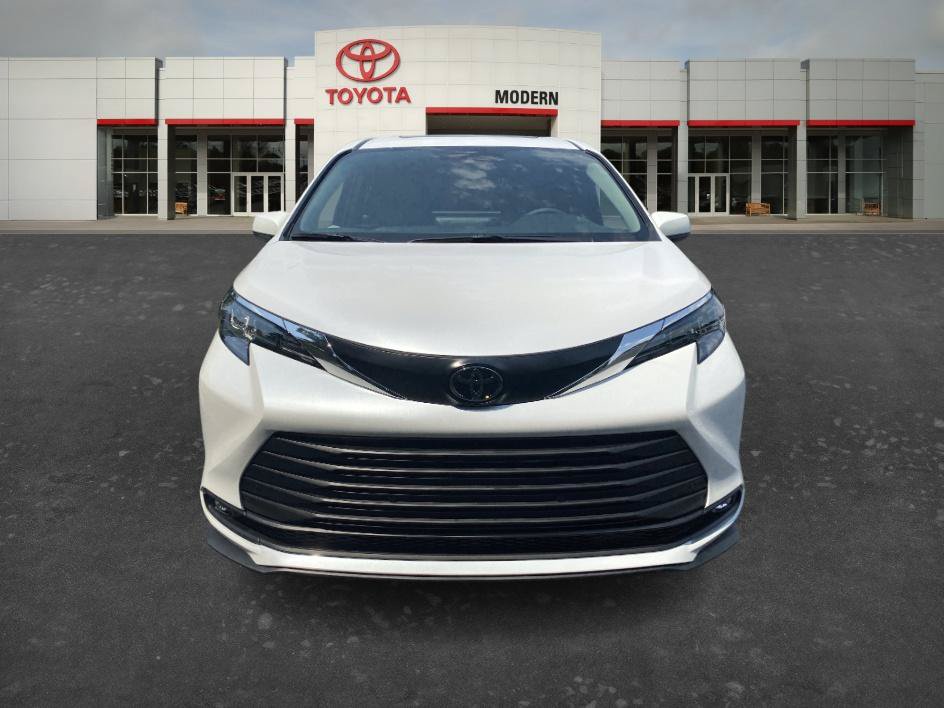 Certified 2026 Toyota Sienna XLE FWD image 2