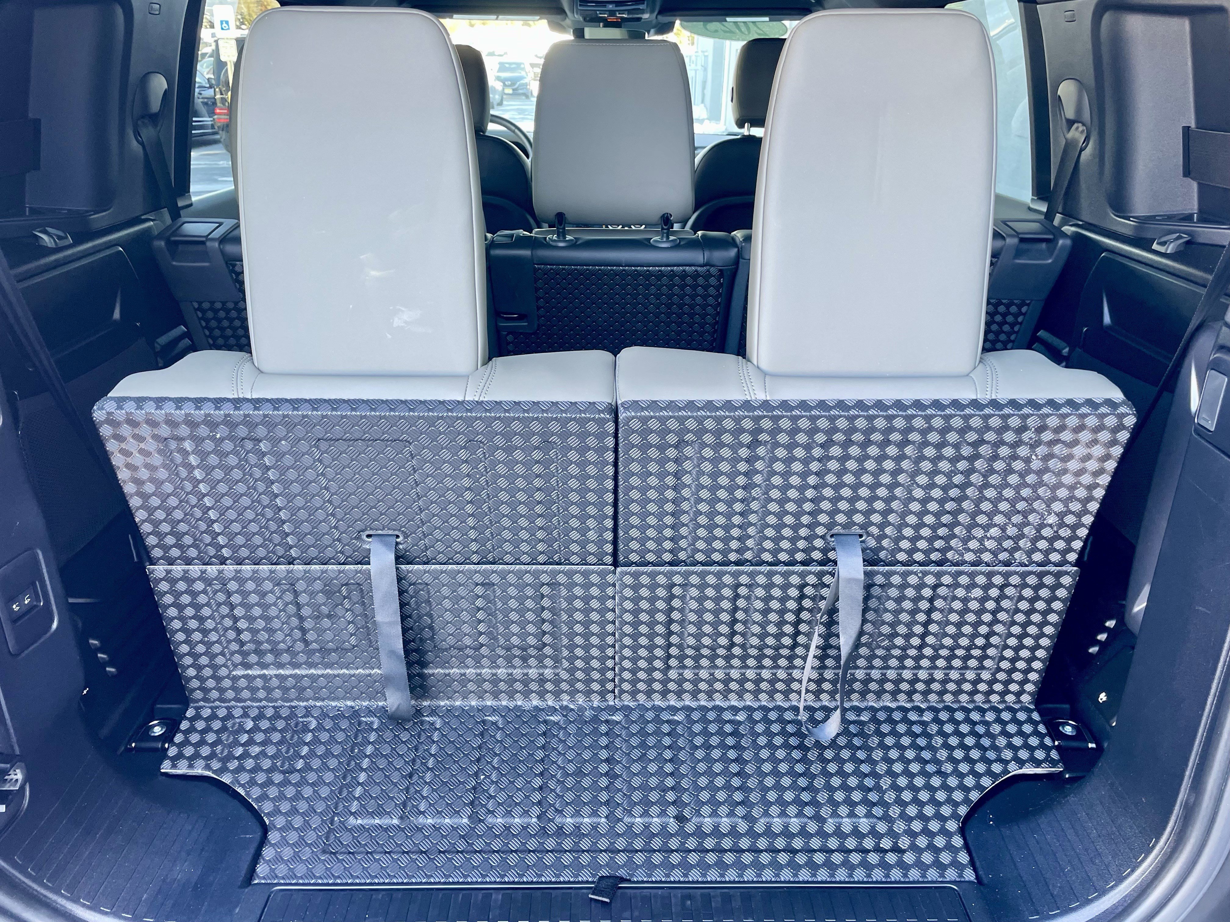 Certified 2025 Land Rover Defender 110 X-Dynamic SE image 38