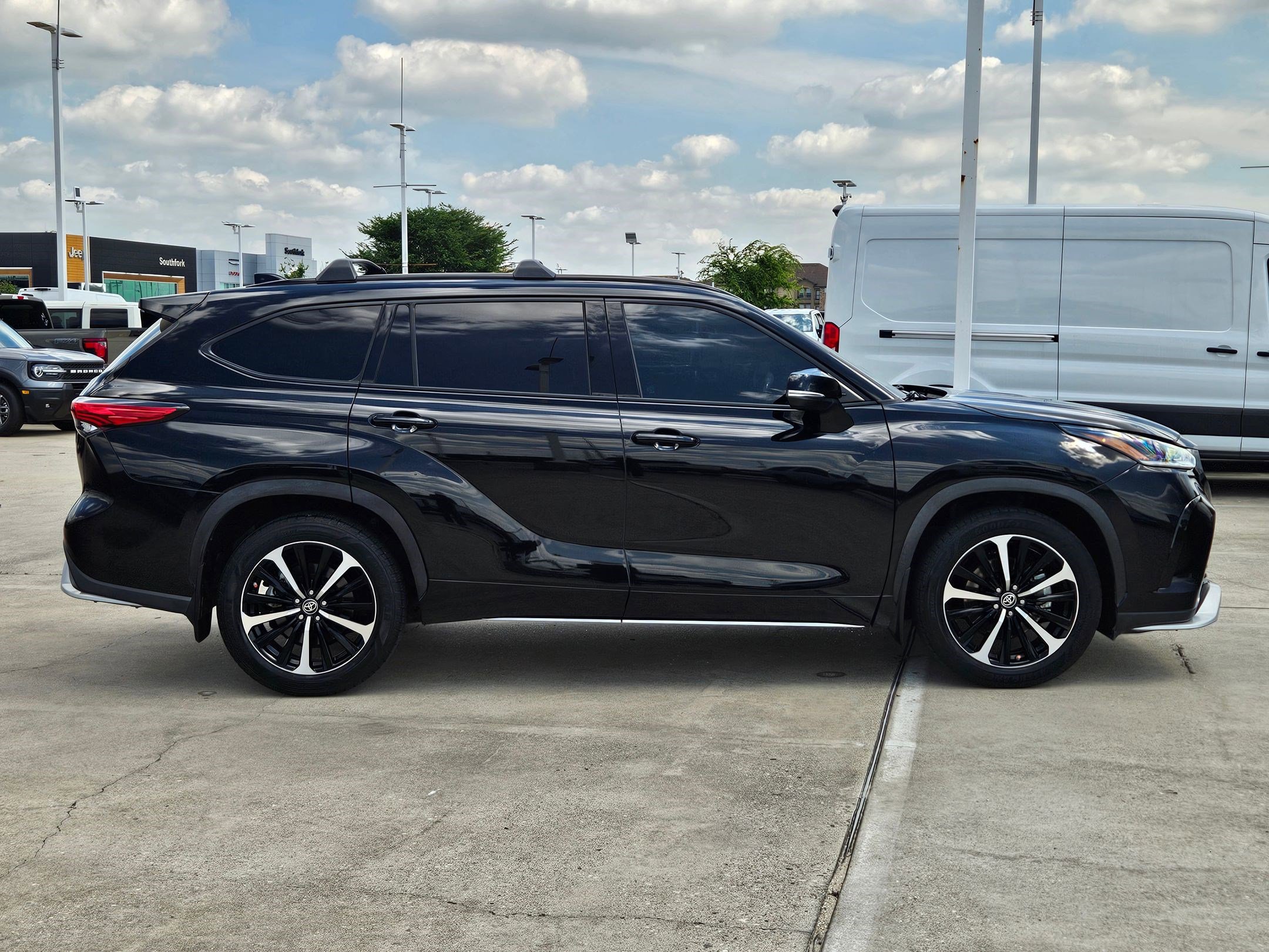 Used 2021 Toyota Highlander XSE FWD image 2