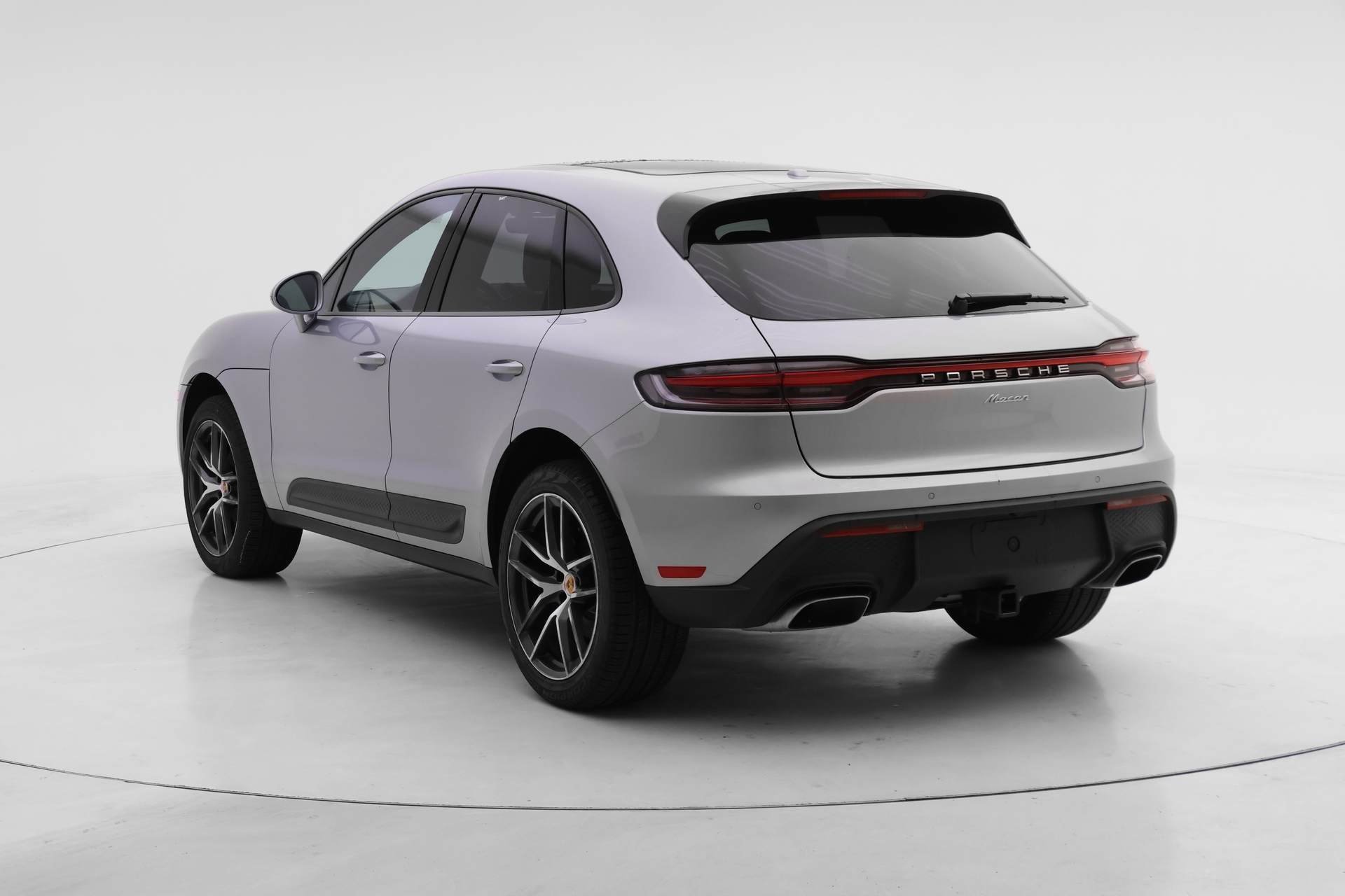 Certified 2024 Porsche Macan image 3