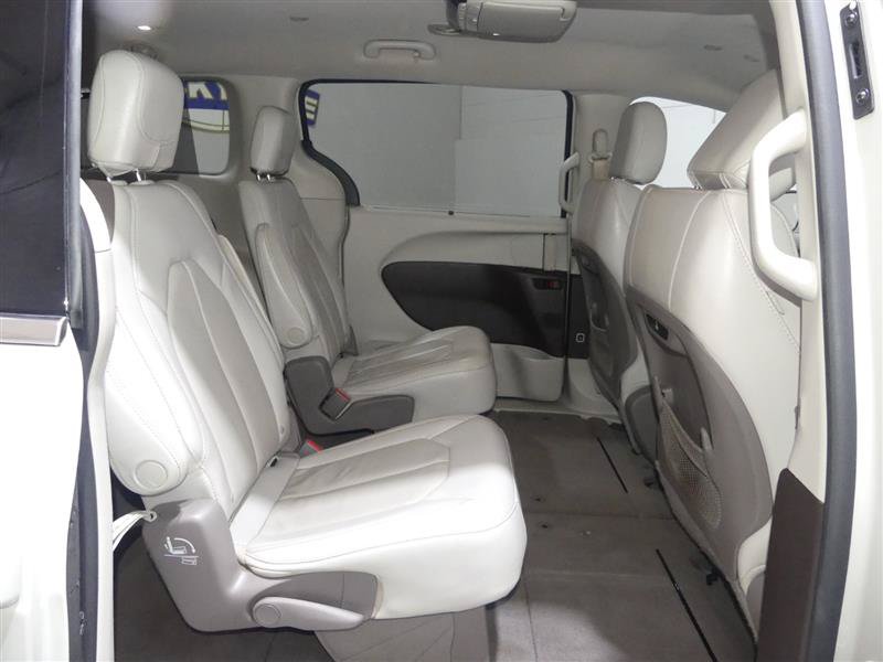 Used 2020 Chrysler Pacifica Touring-L w/ Tire & Wheel Group FWD image 27