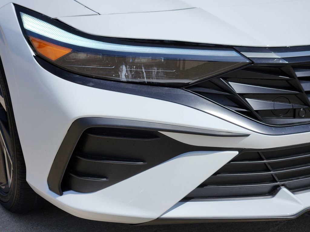 Used 2025 Hyundai Elantra SEL image 12