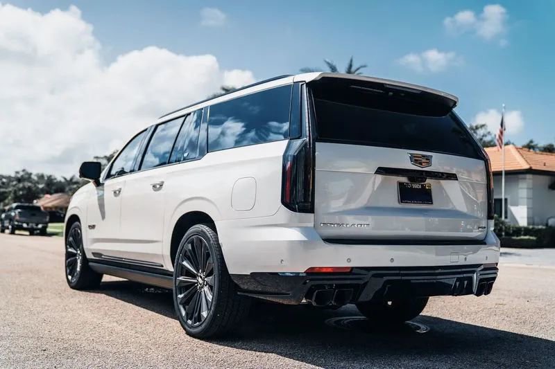 Used 2025 Cadillac Escalade ESV V AWD/4WD image 5