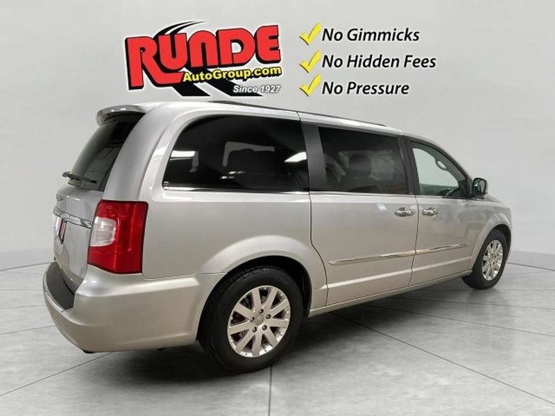 Used 2011 Chrysler Town & Country Touring-L w/ Entertainment Group #2 FWD image 4