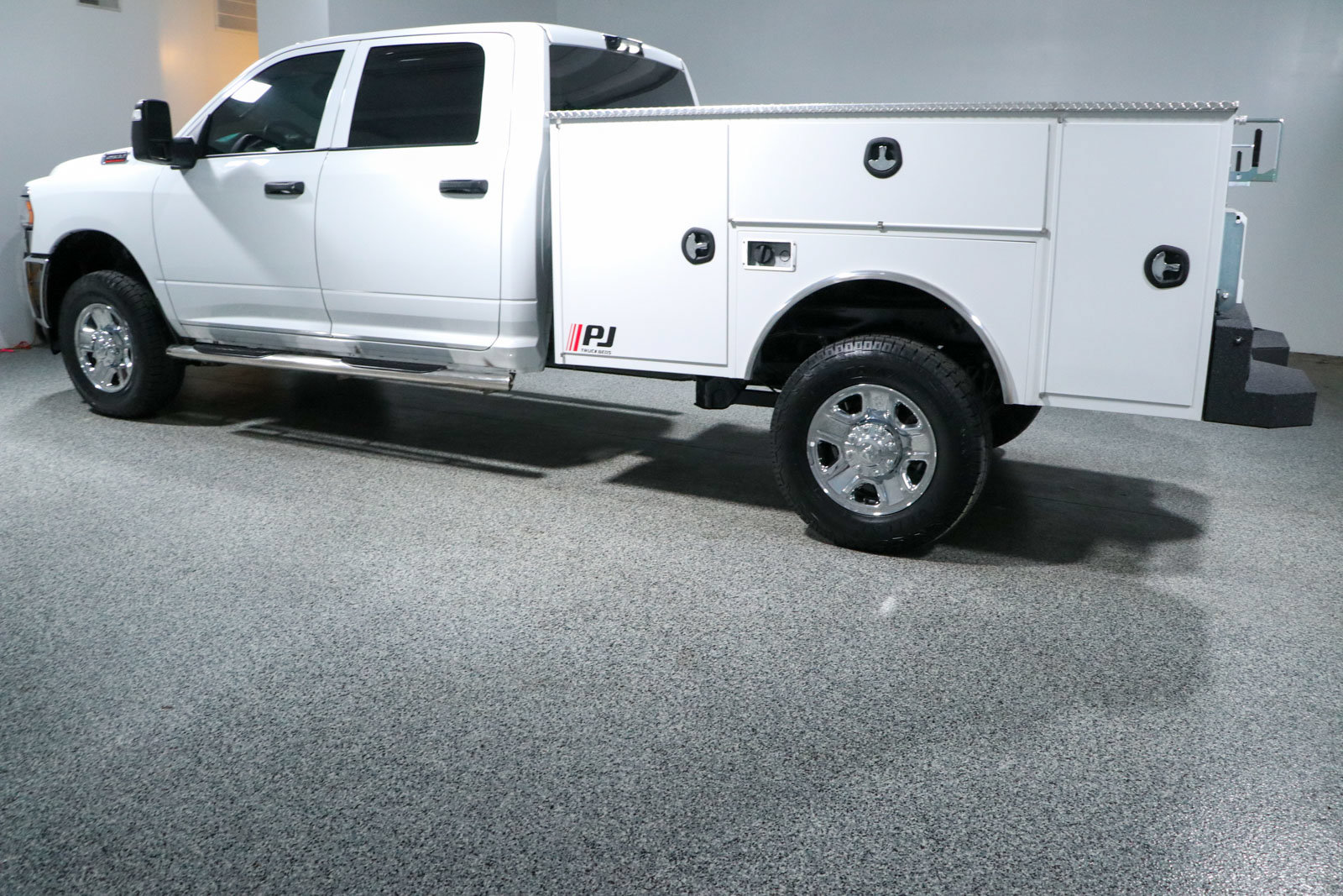 Used 2024 RAM 2500 Tradesman w/ Chrome Appearance Group AWD/4WD image 11