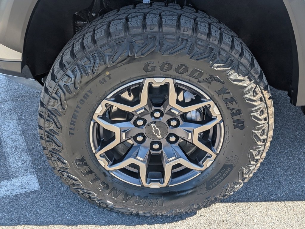 Used 2025 Chevrolet Colorado ZR2 w/ Technology Package image 24