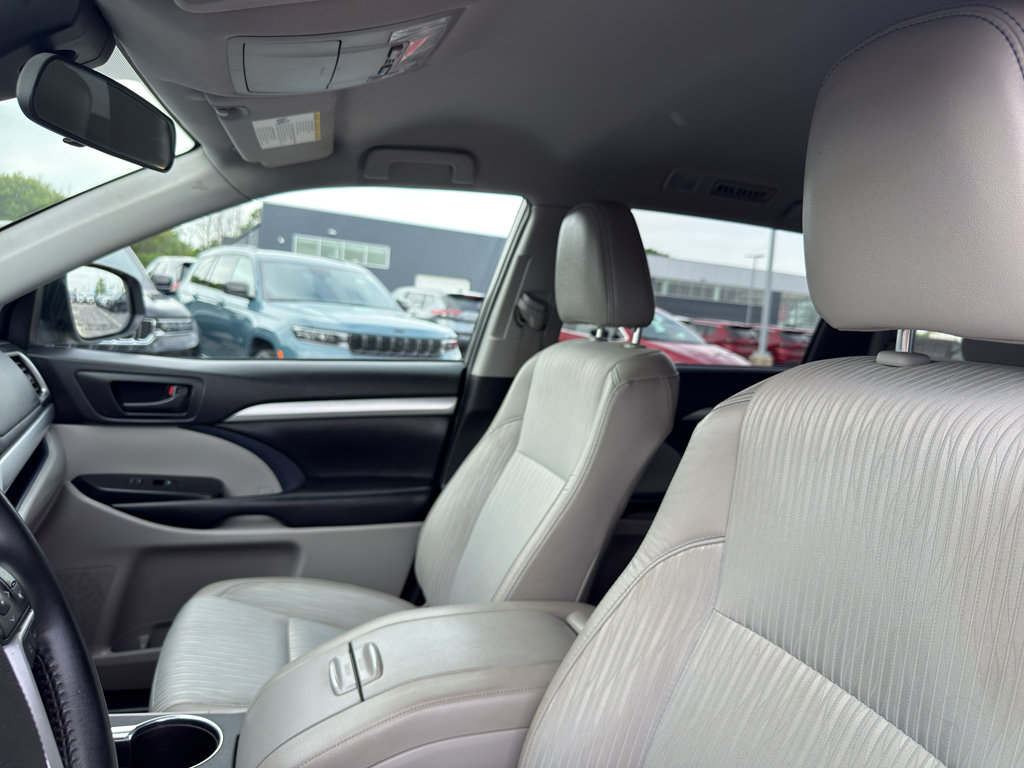 Used 2019 Toyota Highlander Plus AWD/4WD image 26