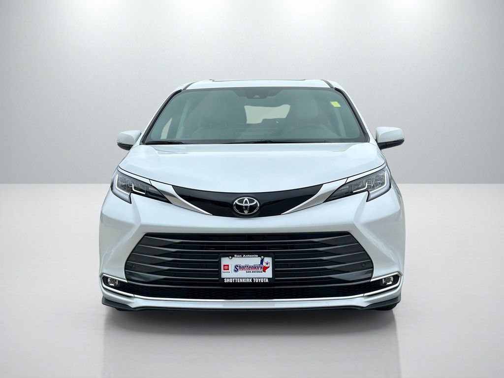 Used 2026 Toyota Sienna Limited image 2