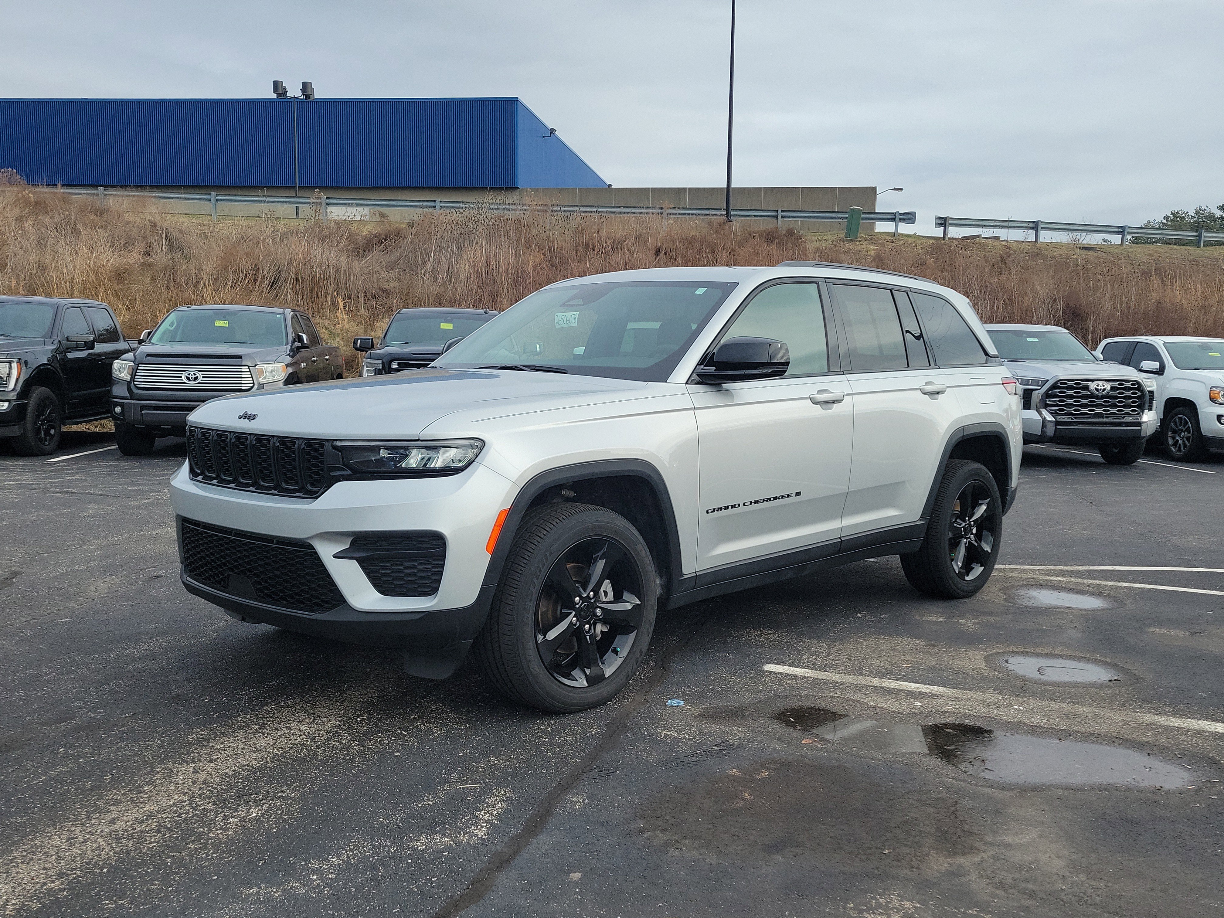 Used 2023 Jeep Grand Cherokee Altitude image 9