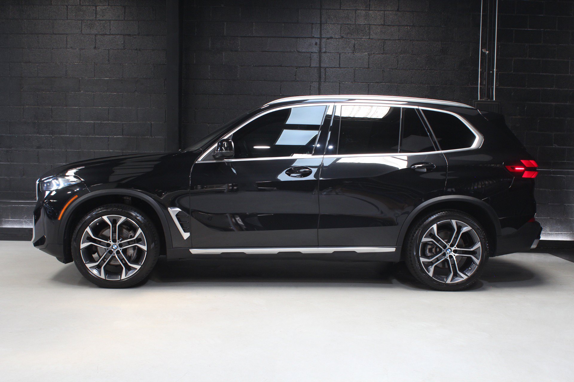 Used 2024 BMW X5 sDrive40i w/ Premium Package RWD image 3