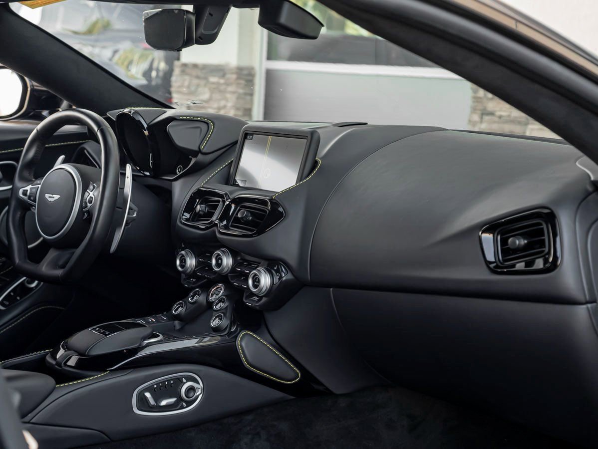 Used 2023 Aston Martin V8 Vantage Roadster image 24