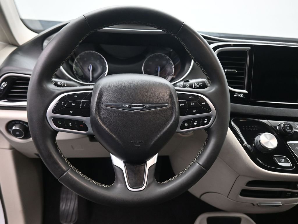Used 2022 Chrysler Pacifica Touring-L image 14