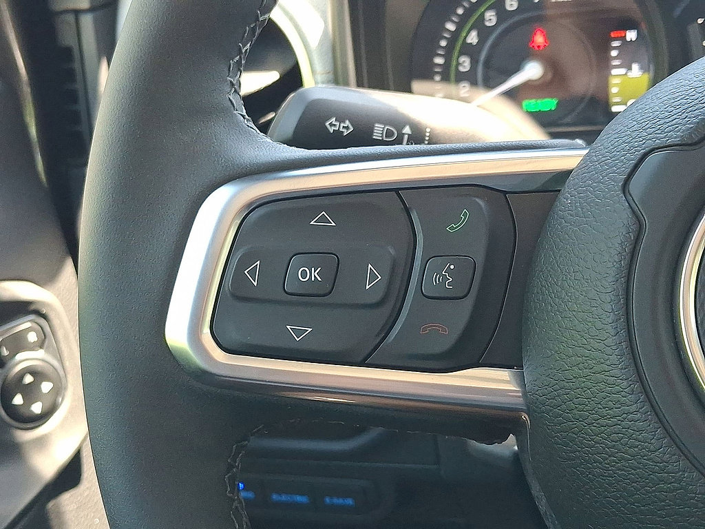 Used 2025 Jeep Wrangler Unlimited Sahara w/ Safety Group AWD/4WD image 17