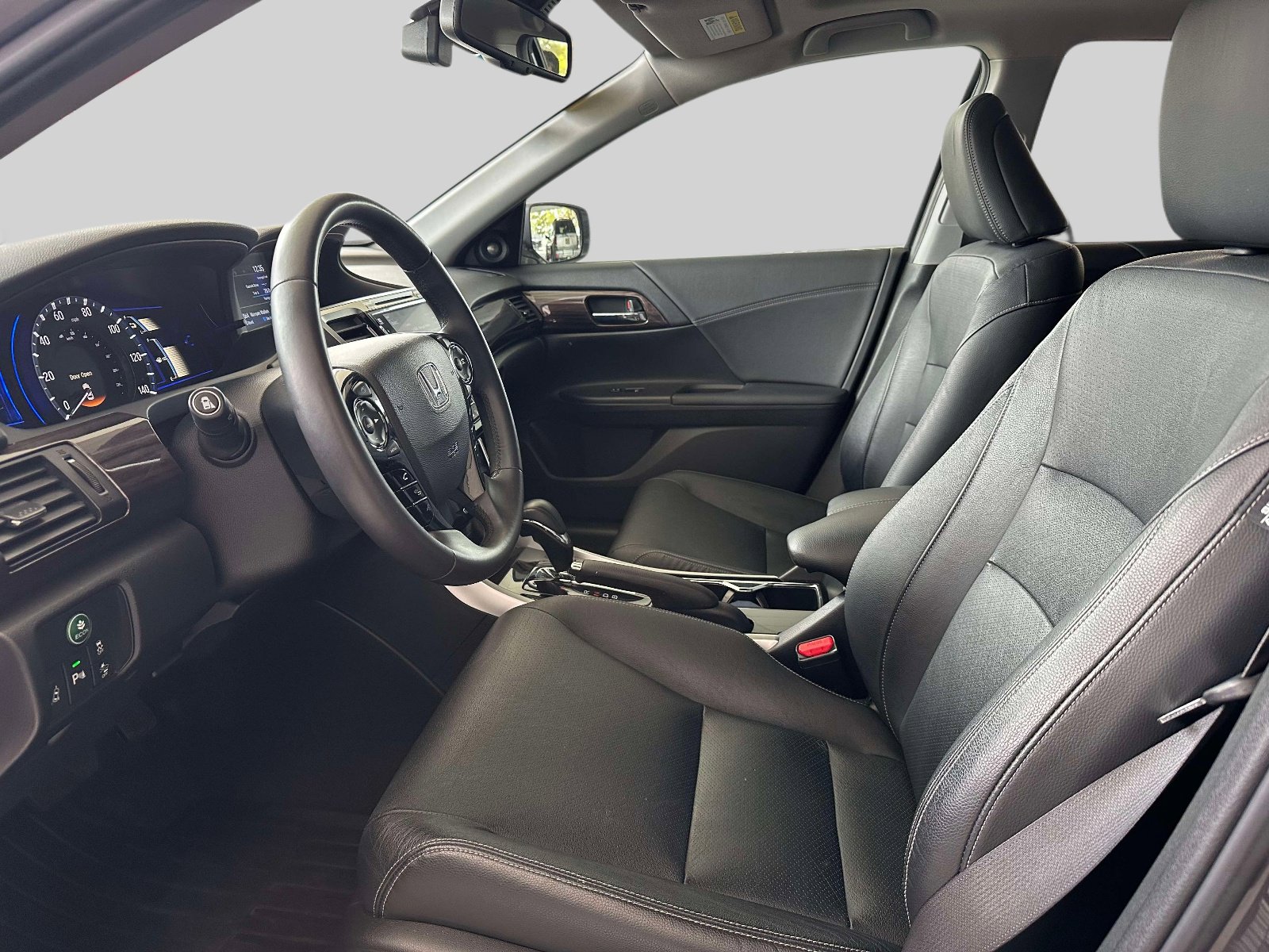 Used 2017 Honda Accord Touring image 14
