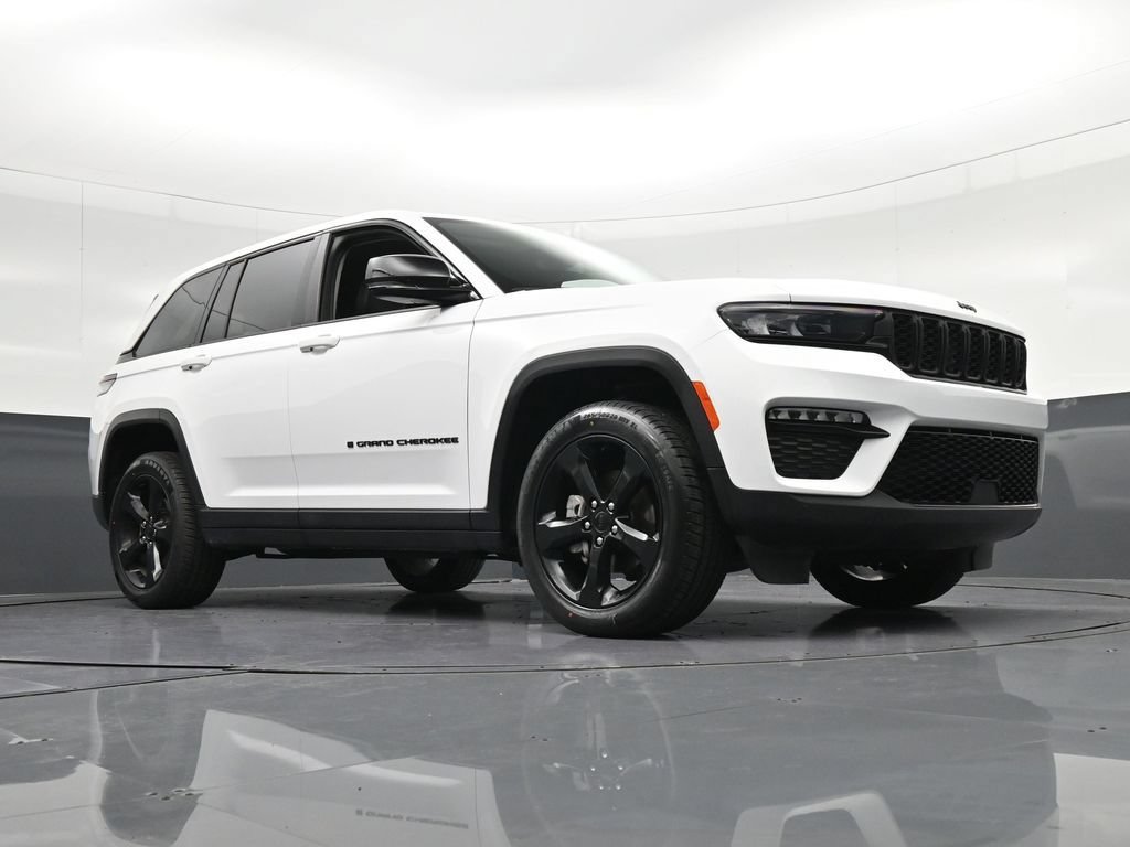Used 2024 Jeep Grand Cherokee Limited w/ Black Appearance Package AWD/4WD image 33