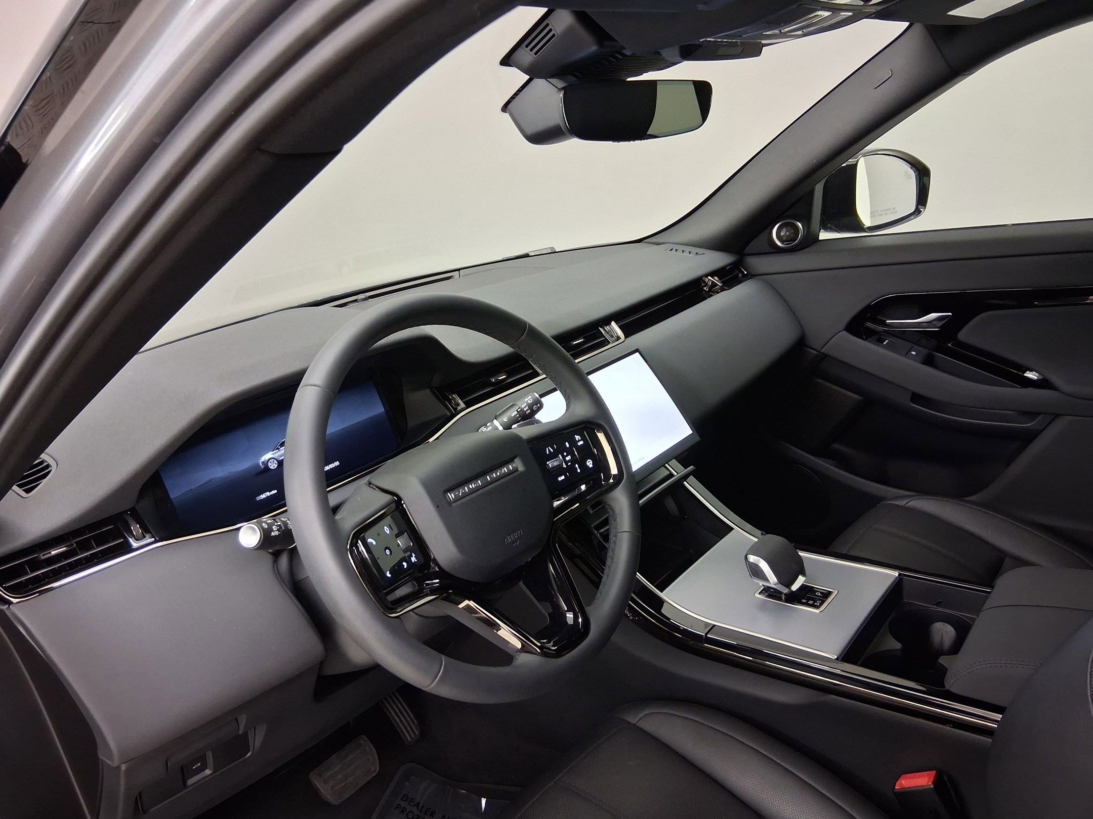 Used 2025 Land Rover Range Rover Evoque S image 2