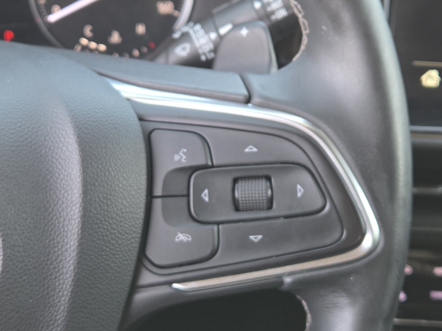 Used 2022 Buick Envision Essence w/ Technology Package II FWD image 33