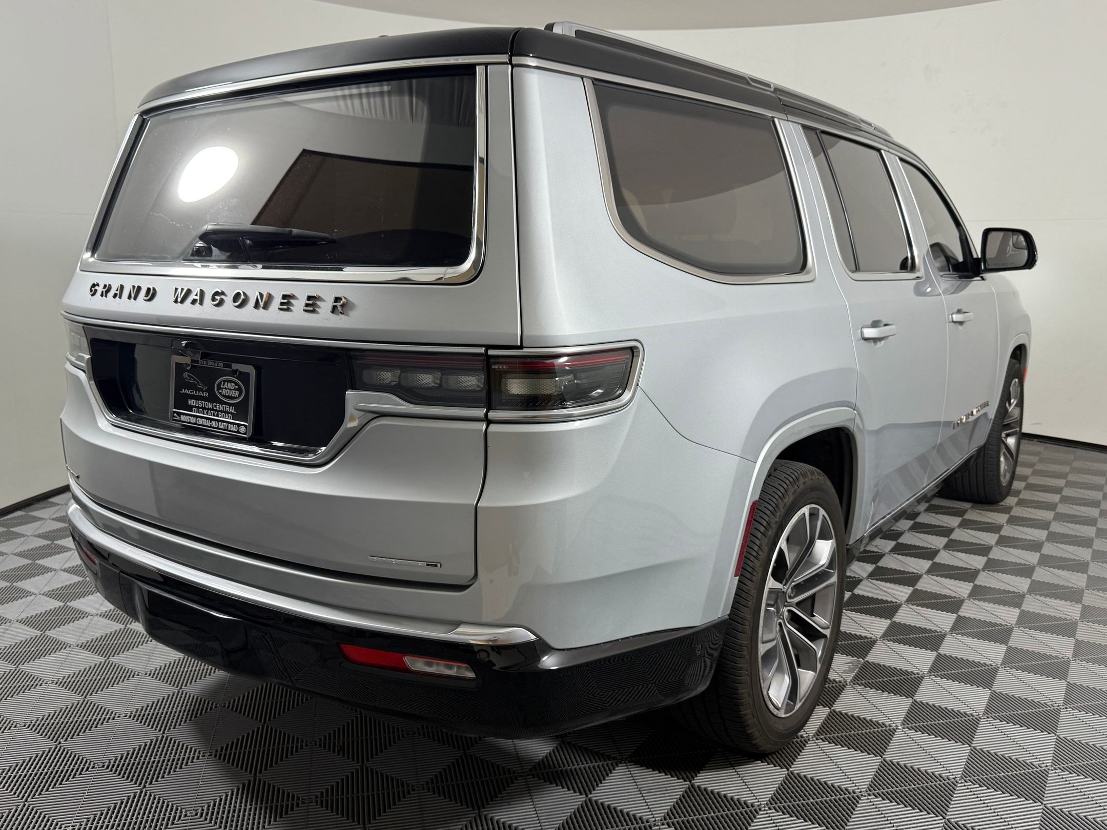Used 2022 Jeep Grand Wagoneer Series III w/ Rear Seat Video Group 1 AWD/4WD image 9