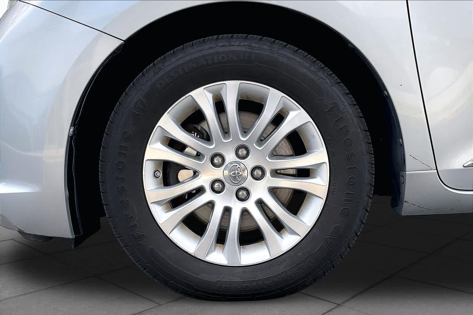 Used 2014 Toyota Sienna XLE w/ Entertainment Package FWD image 10