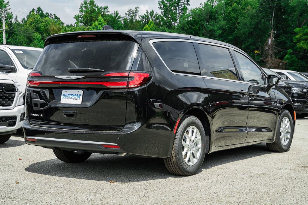 New 2025 Chrysler Pacifica Select image 4