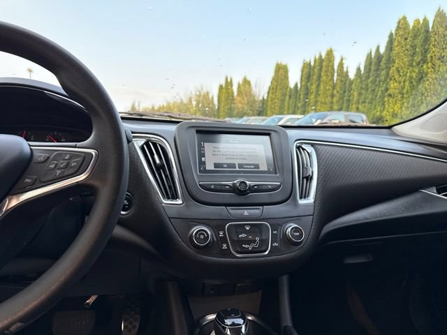 Used 2017 Chevrolet Malibu LT FWD image 20