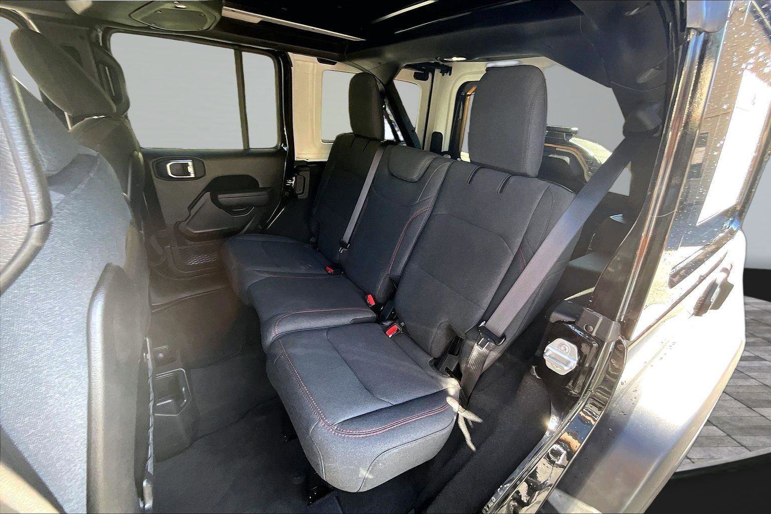 Used 2025 Jeep Wrangler Unlimited Rubicon w/ Convenience Group AWD/4WD image 27