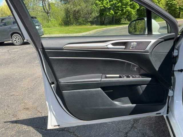 Used 2018 Ford Fusion SE w/ Fusion SE Technology Package FWD image 12