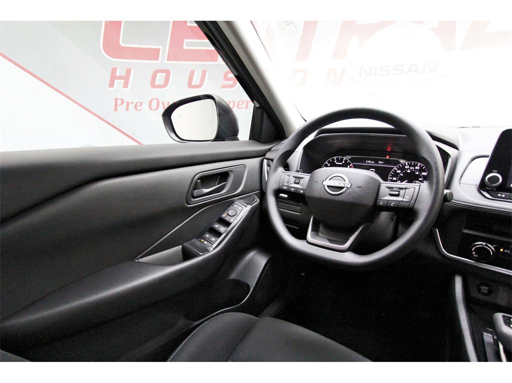 Used 2025 Nissan Rogue S image 6
