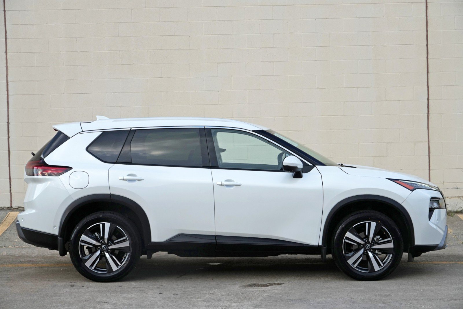 Used 2025 Nissan Rogue SL FWD image 49