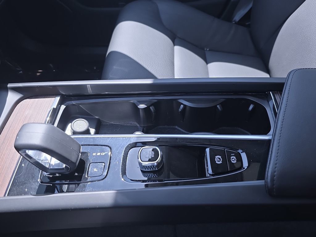 Certified 2023 Volvo XC60 T8 Plus AWD/4WD image 28