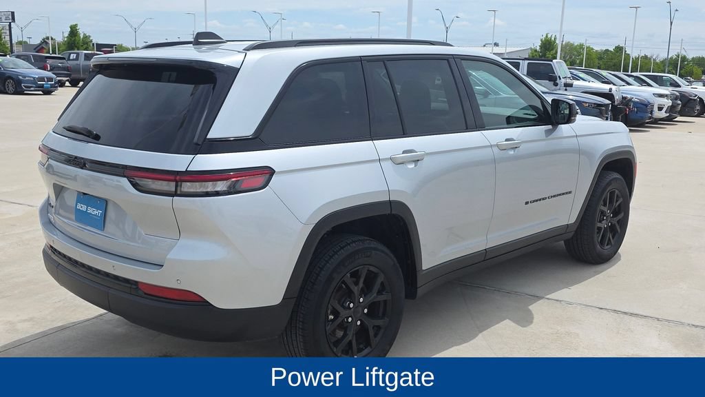 Used 2025 Jeep Grand Cherokee Altitude AWD/4WD image 6