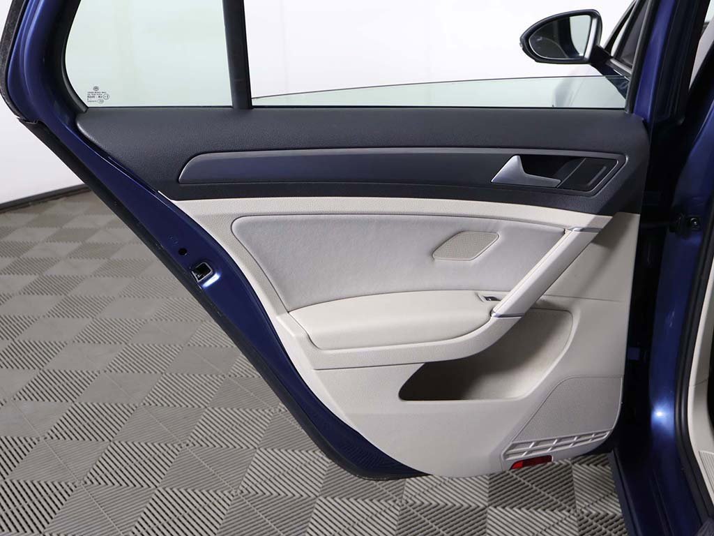 Used 2019 Volkswagen Golf S image 21