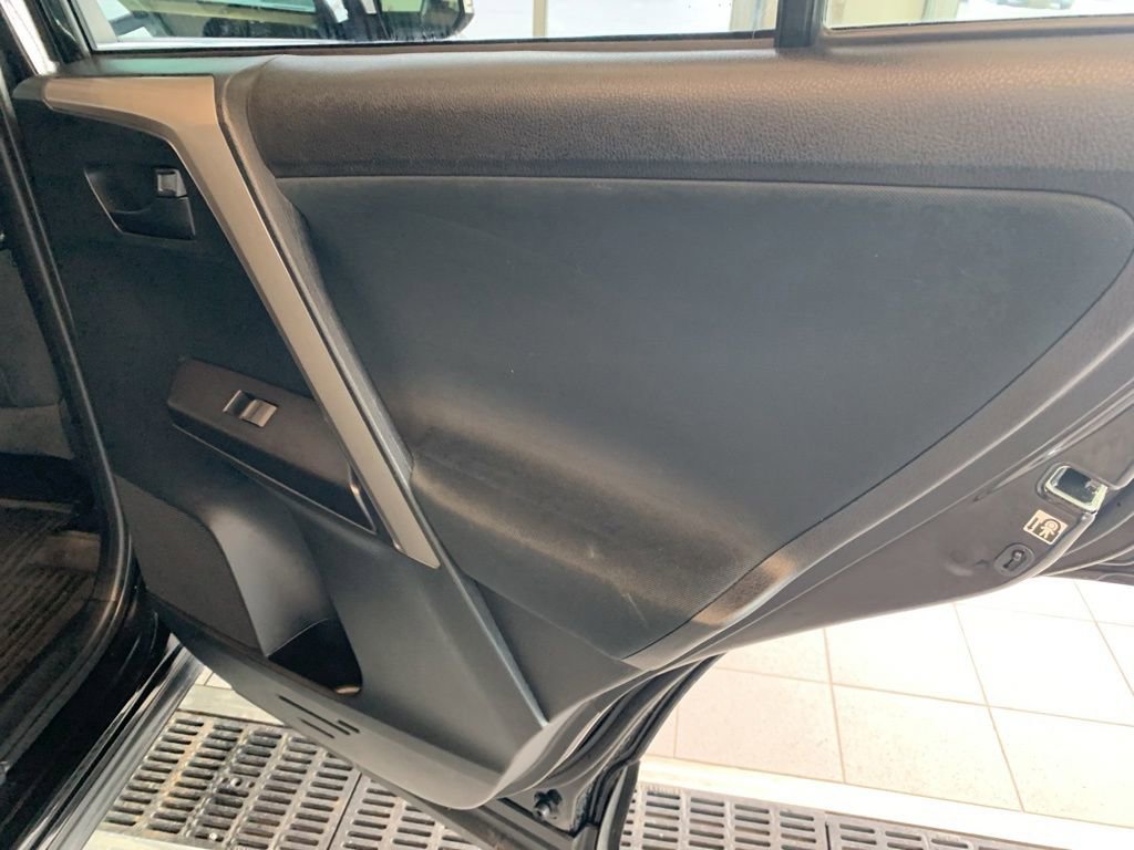 Used 2018 Toyota RAV4 LE image 17