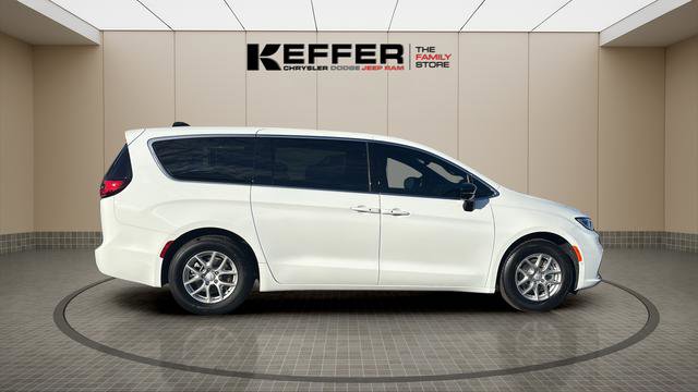 New 2026 Chrysler Pacifica Select image 6