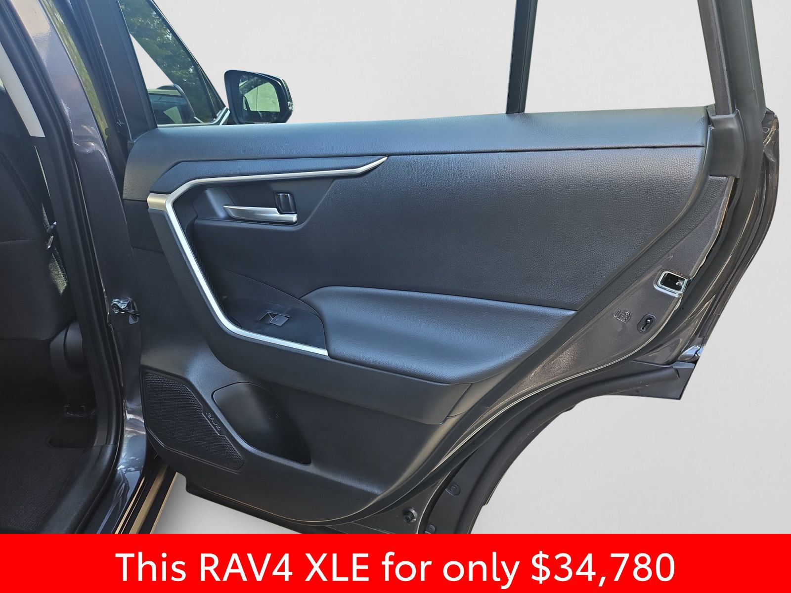 Used 2025 Toyota RAV4 XLE FWD image 37