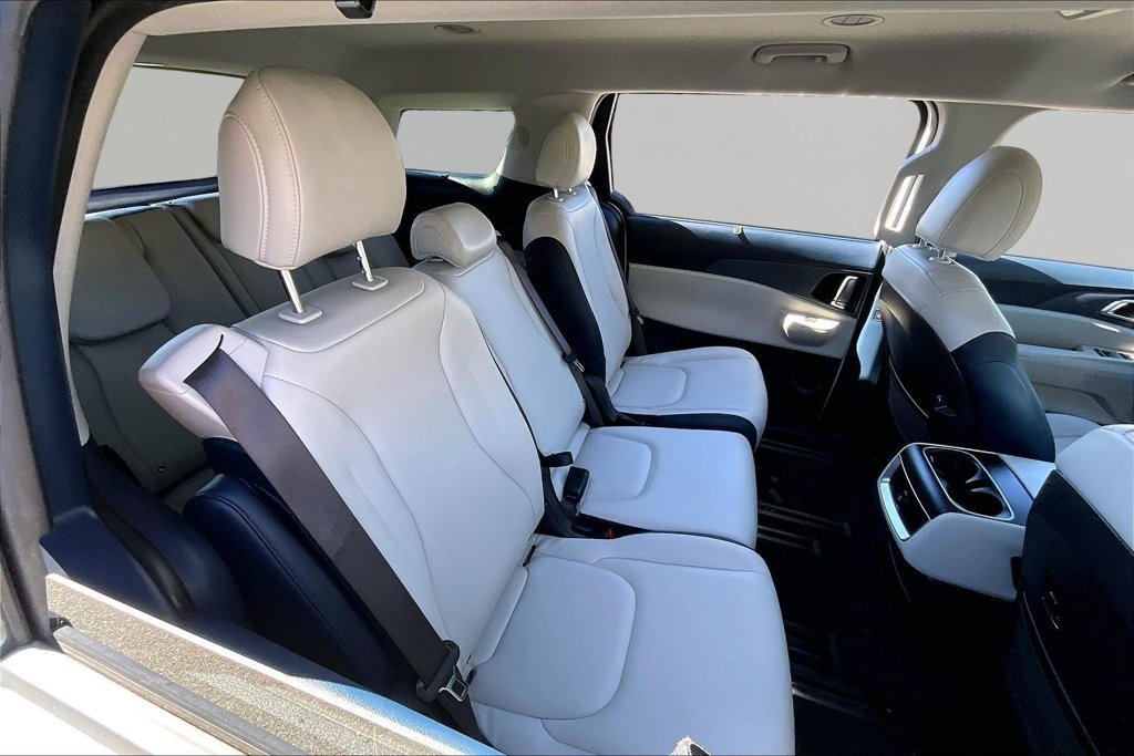 Used 2025 Kia Carnival EX FWD image 19