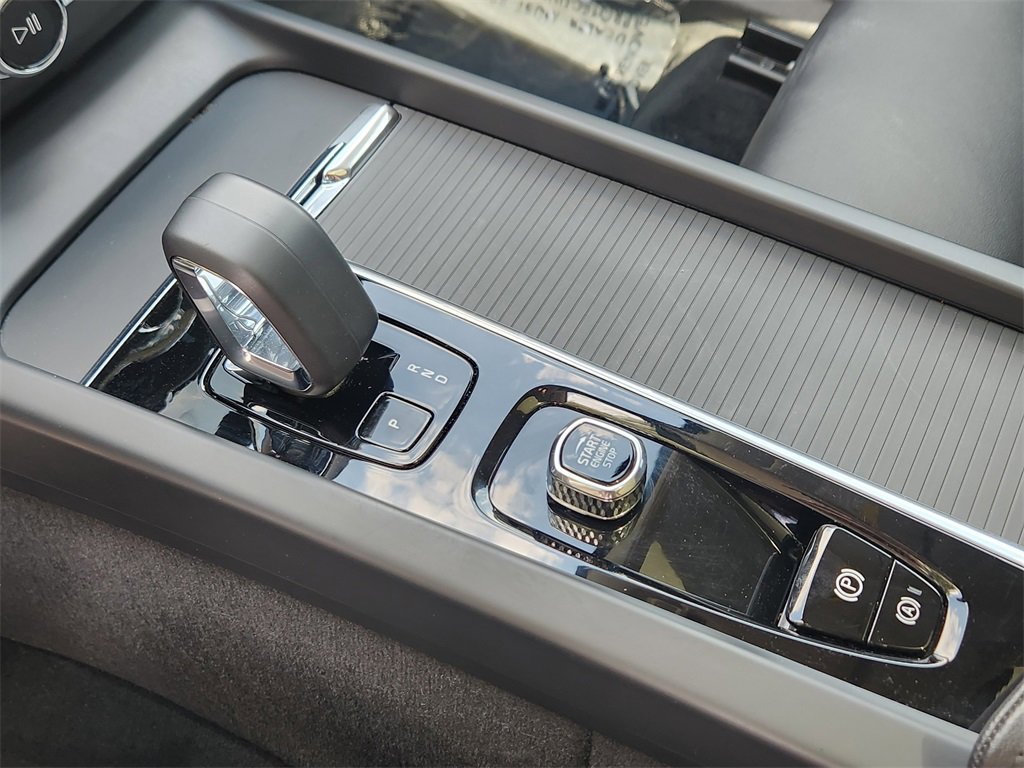 Used 2025 Volvo XC60 B5 Core image 16