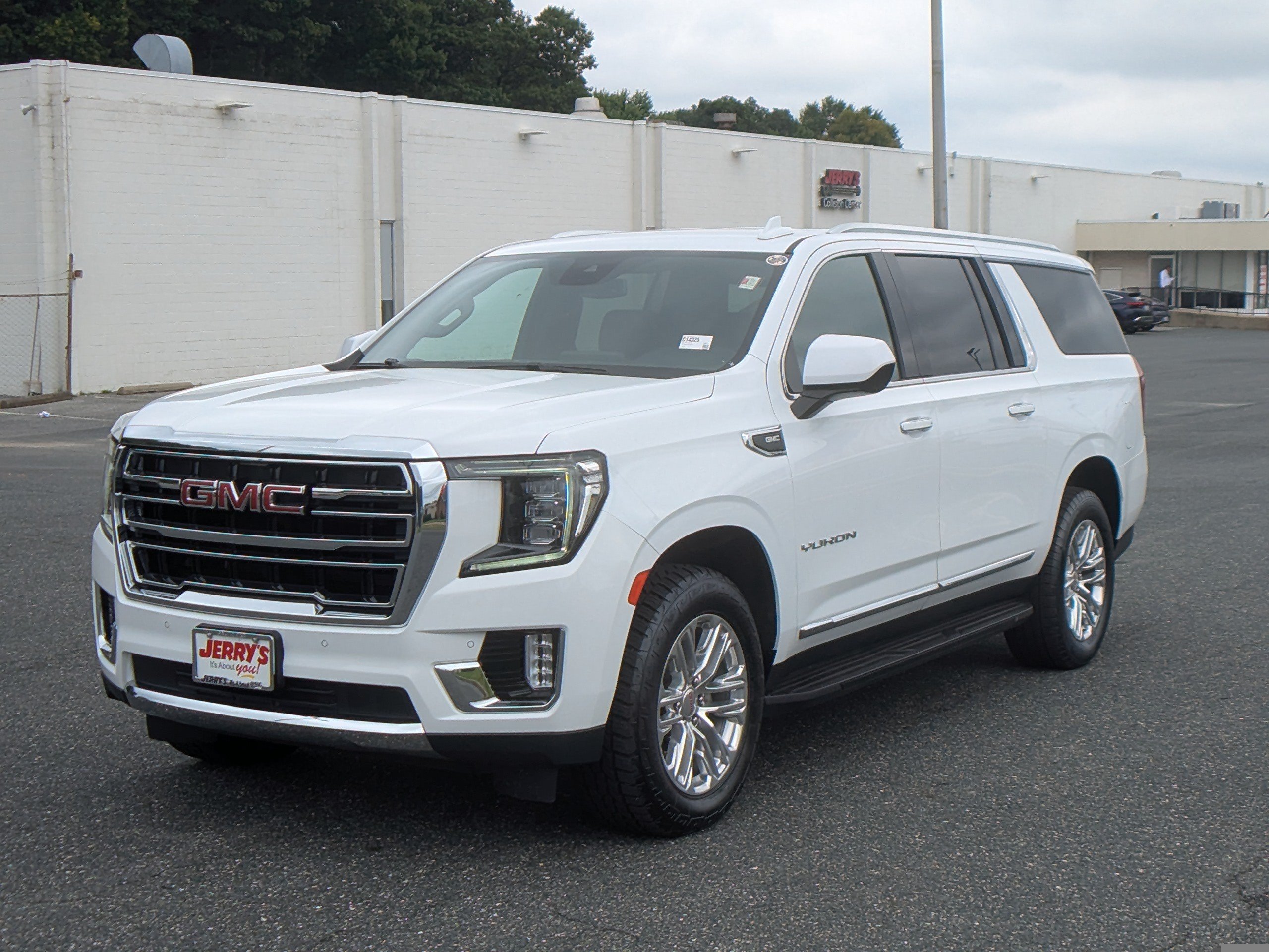 Used 2024 GMC Yukon XL SLT AWD/4WD image 4