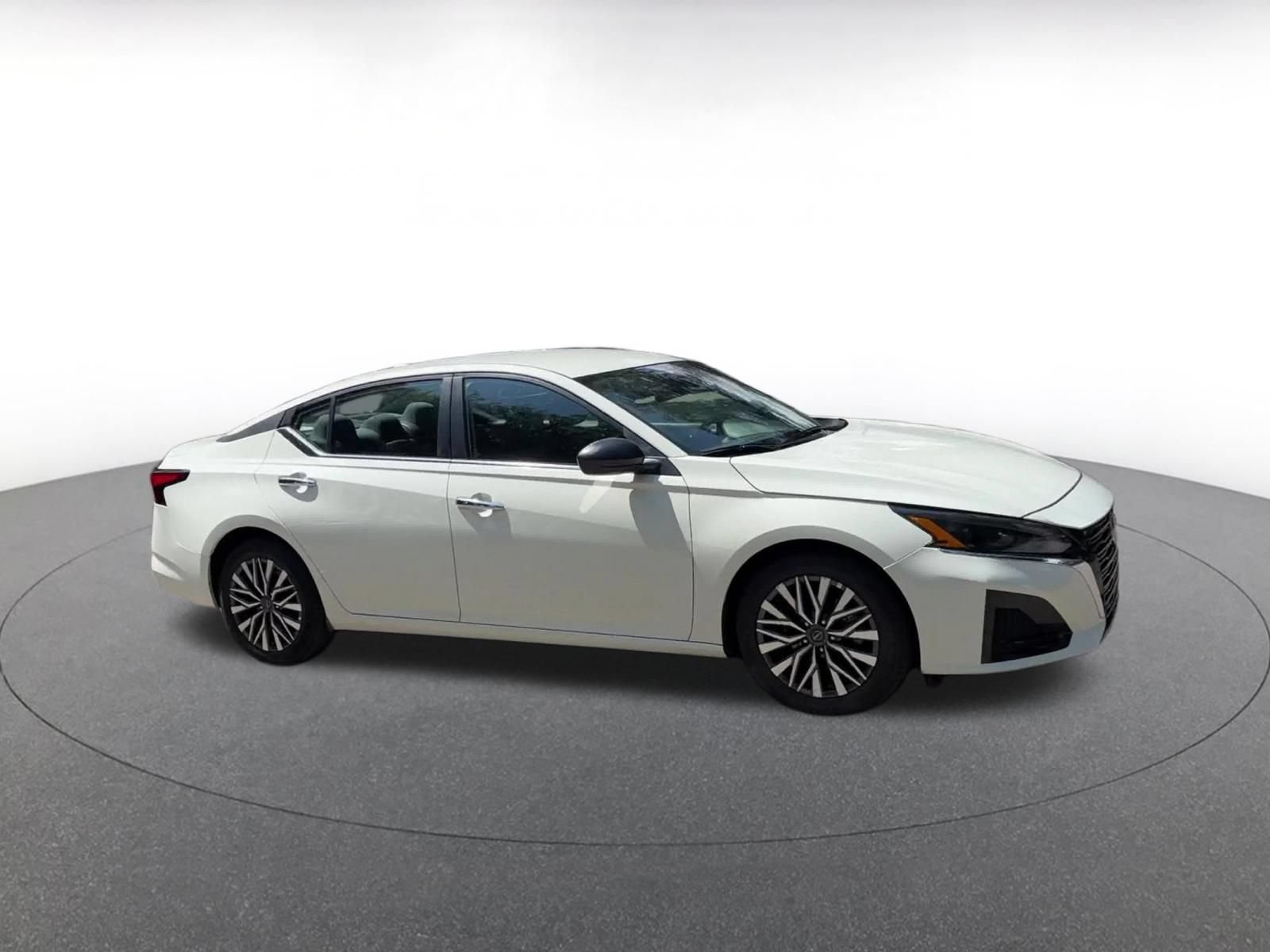 Used 2025 Nissan Altima 2.5 SV FWD image 2