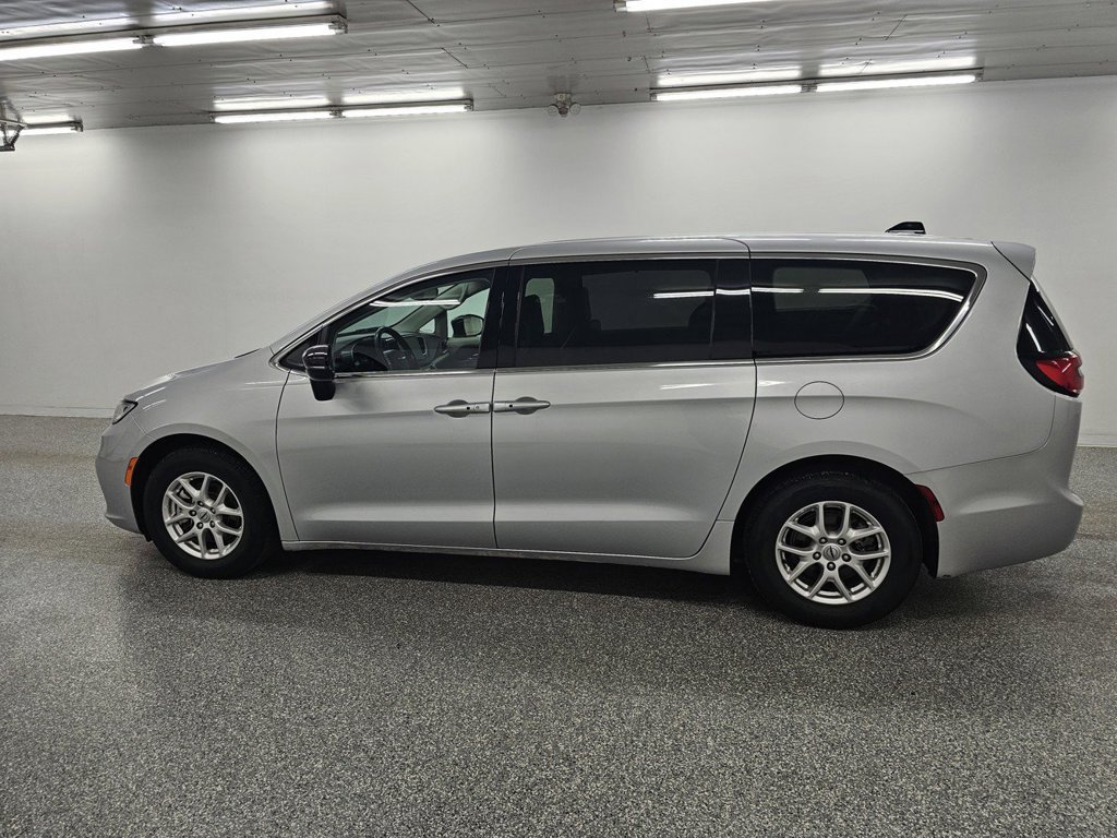 Used 2024 Chrysler Pacifica Touring-L FWD image 8