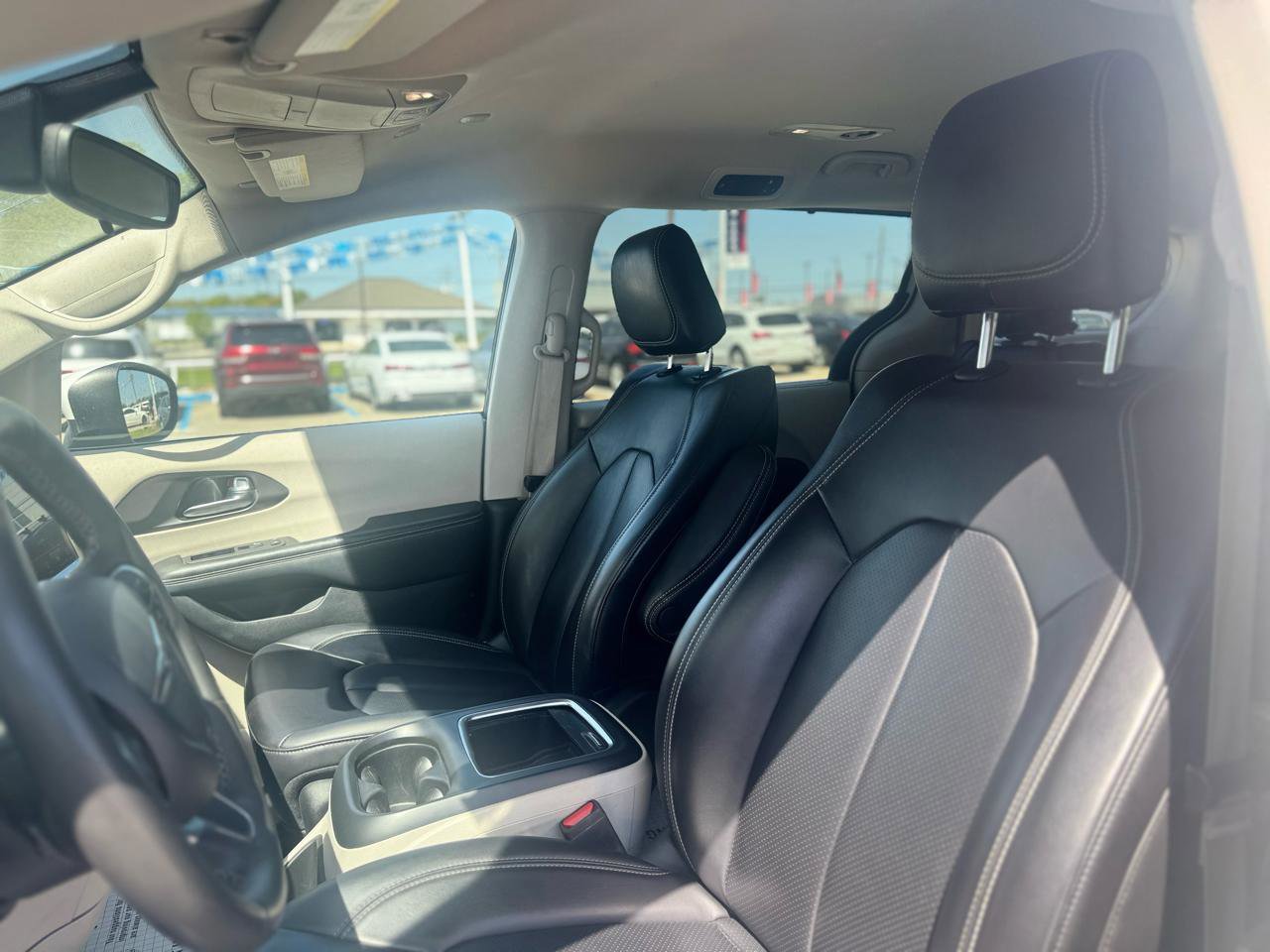 Used 2023 Chrysler Pacifica Touring-L image 29