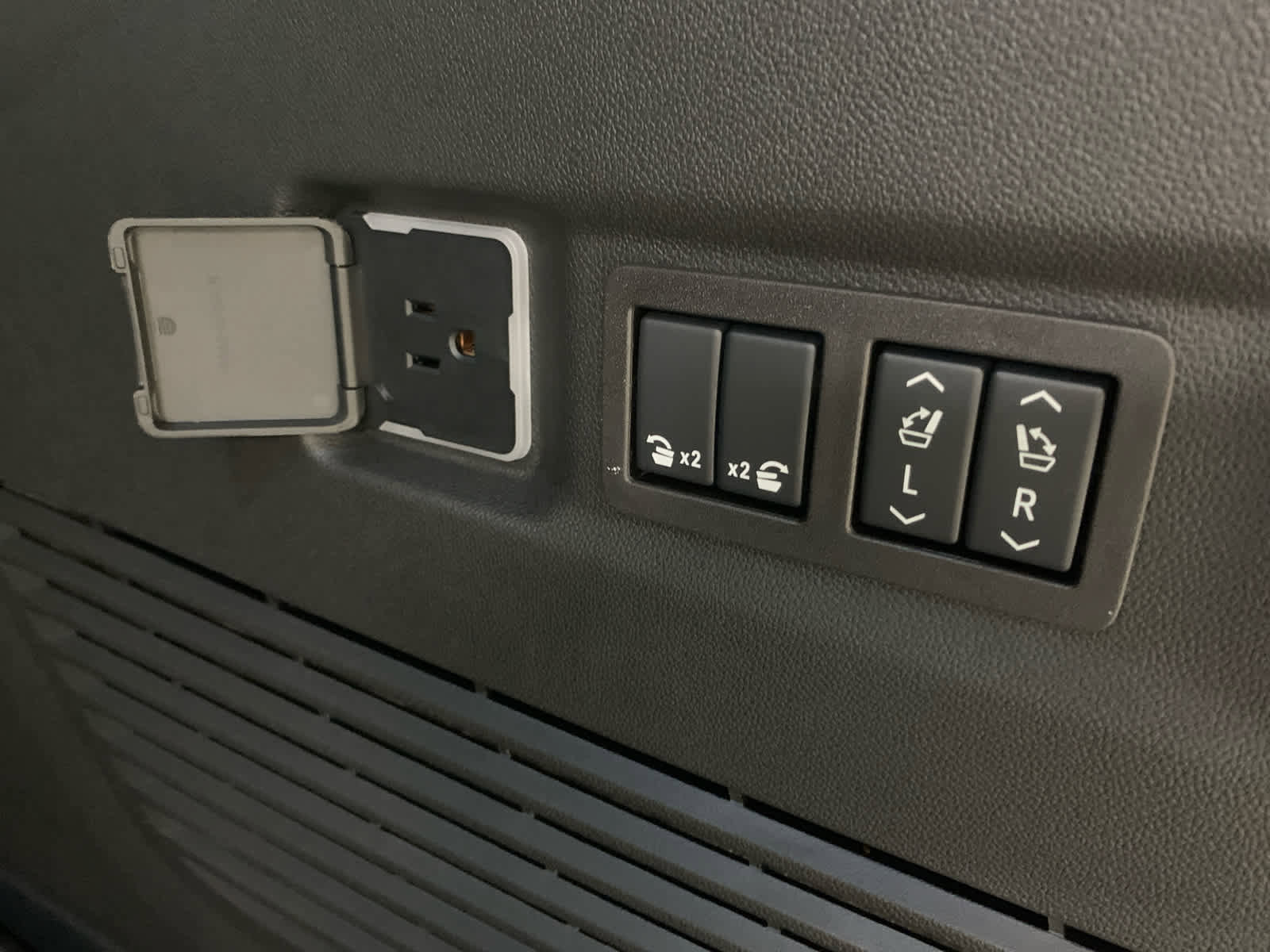 New 2026 Chevrolet Suburban High Country w/ LPO, Illumination Package image 9